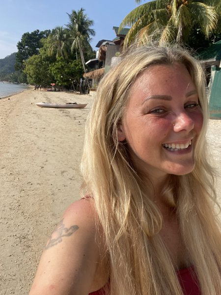 Therese Tang leendes på en strand.