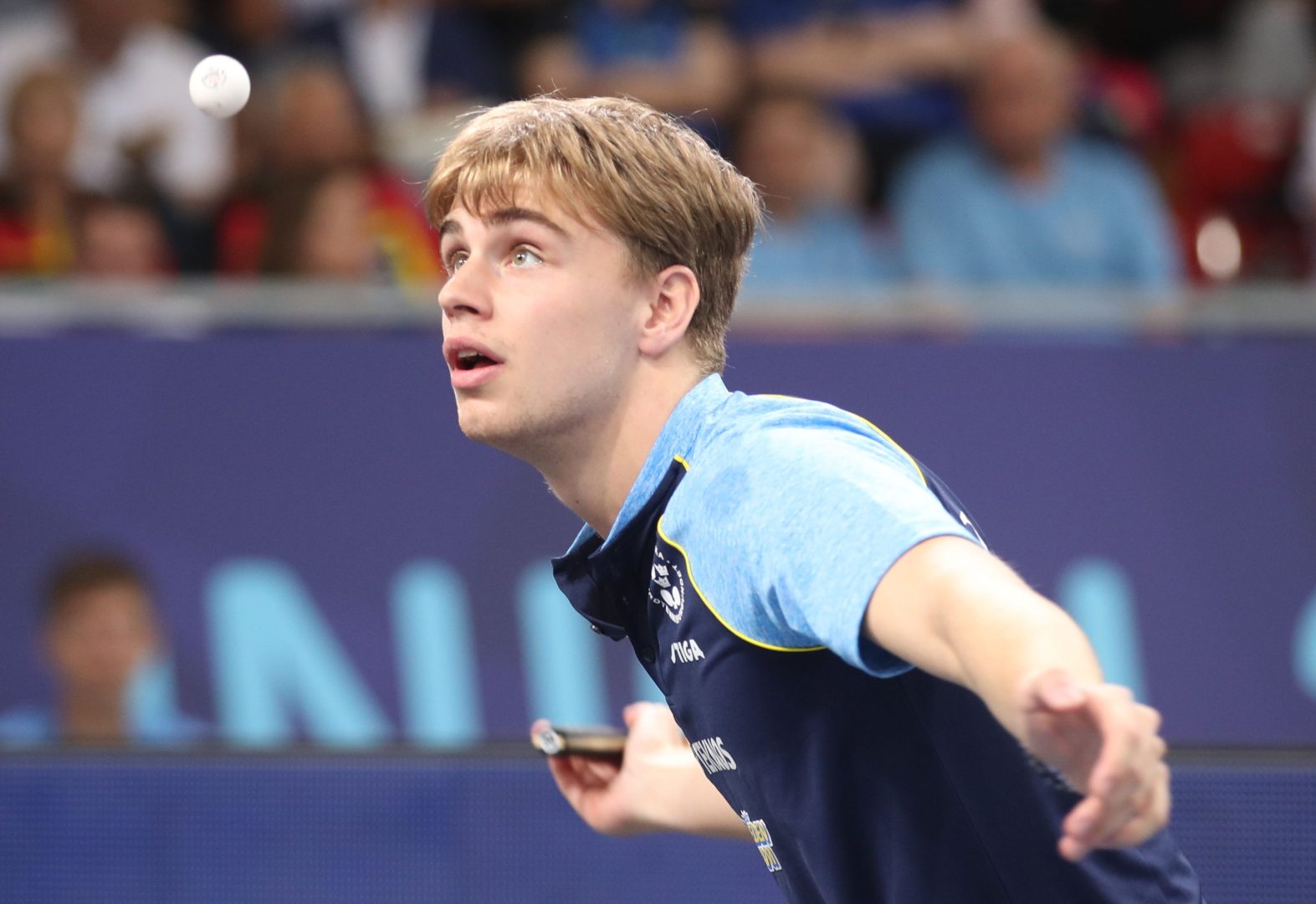 Truls Möregårdh slår en pingisboll