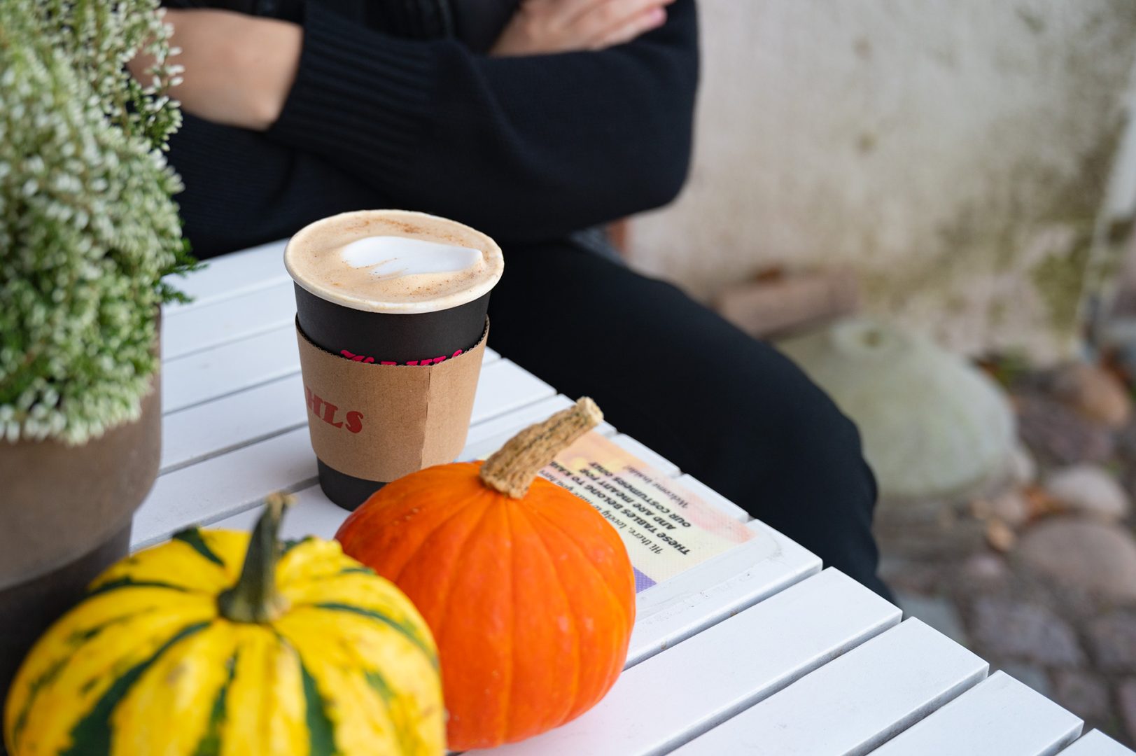 En Kahls kaffe bredvid två pumpor på ett bord.