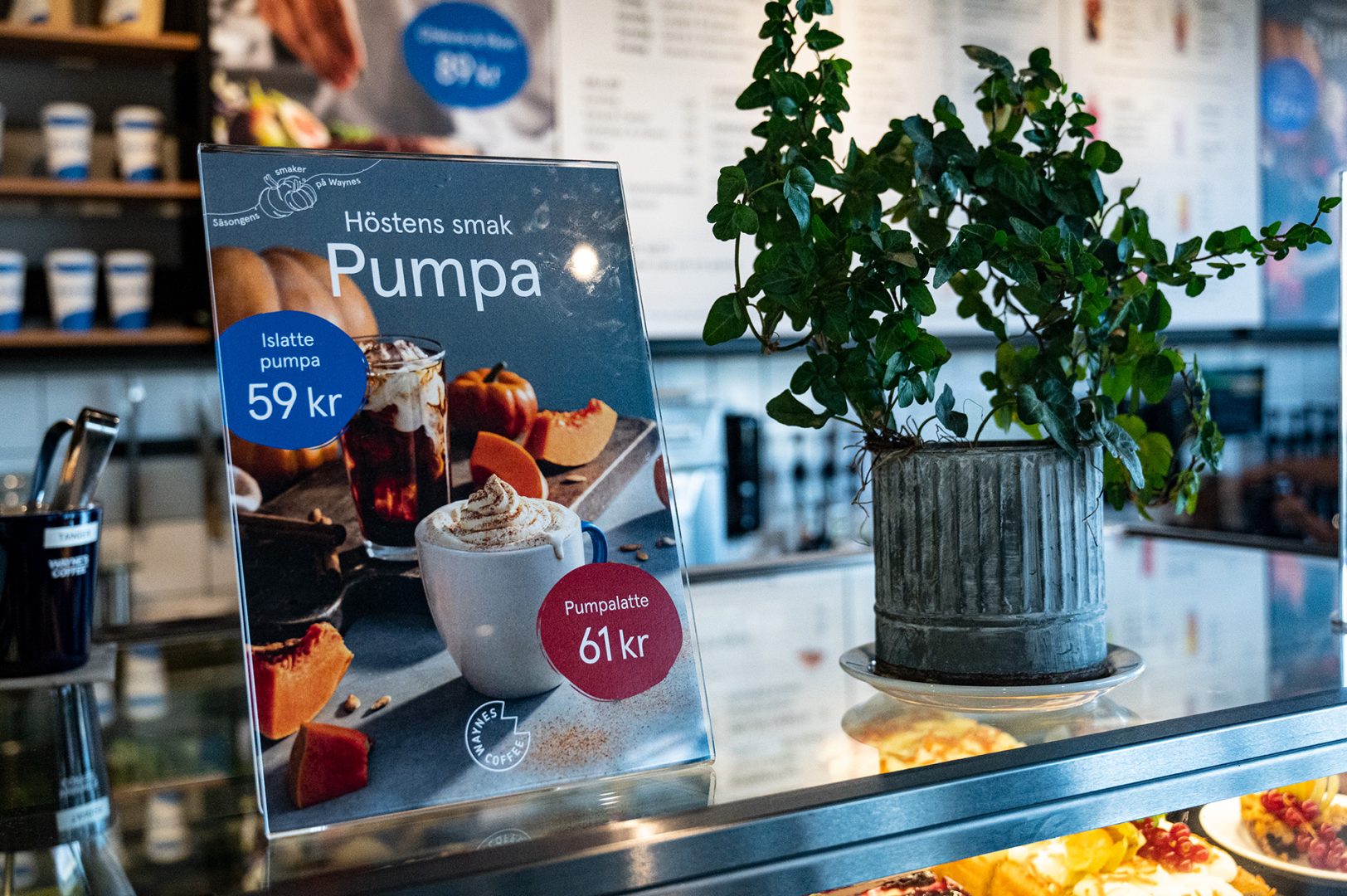 En skylt i kassan på Waynes coffee.
