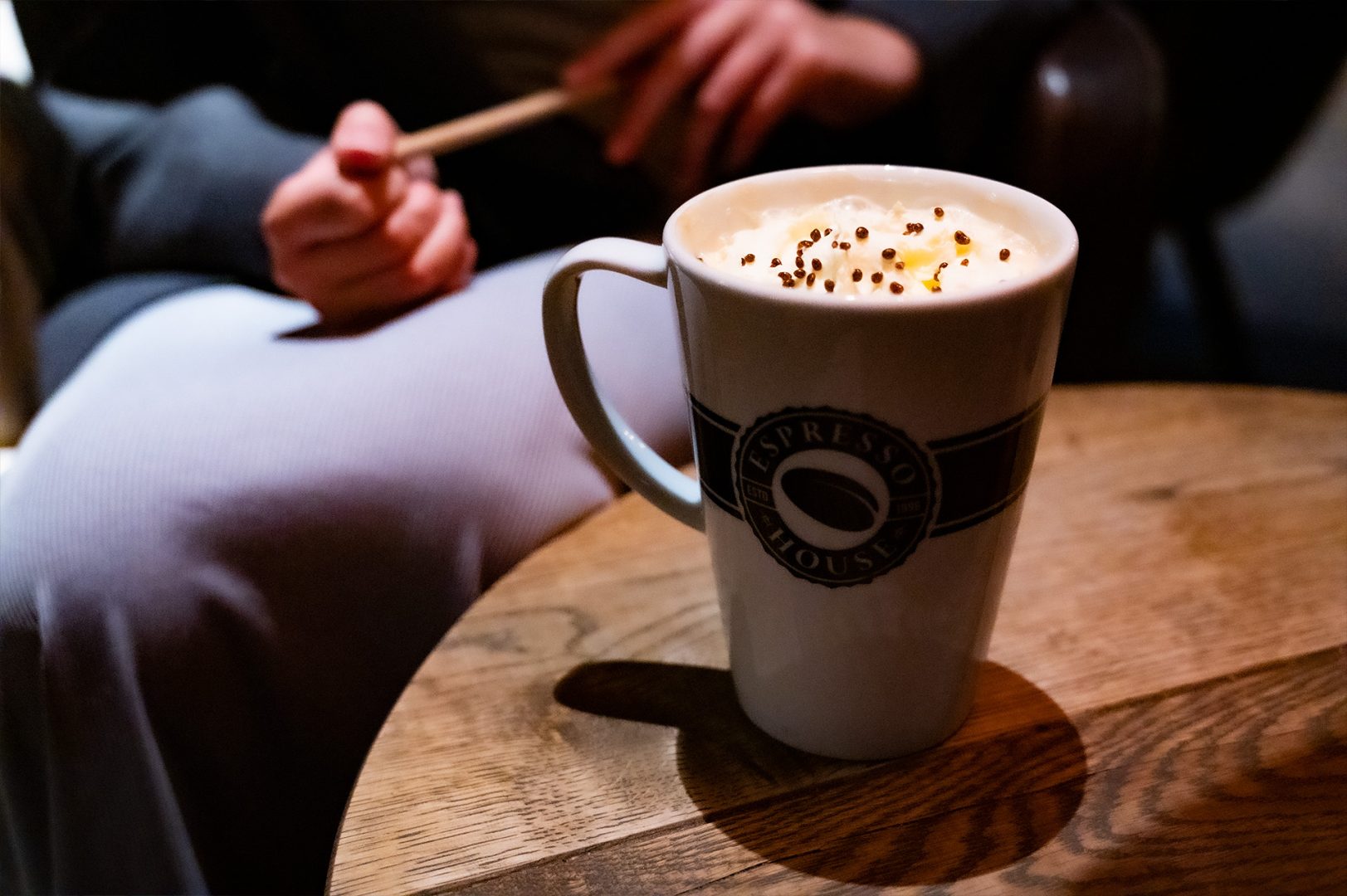 En kopp kaffe från Espresso House med kaffe på toppen.