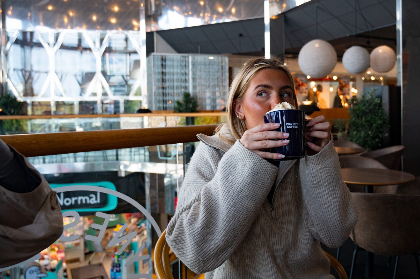 Wilma dricker kaffen från Waynes coffee.