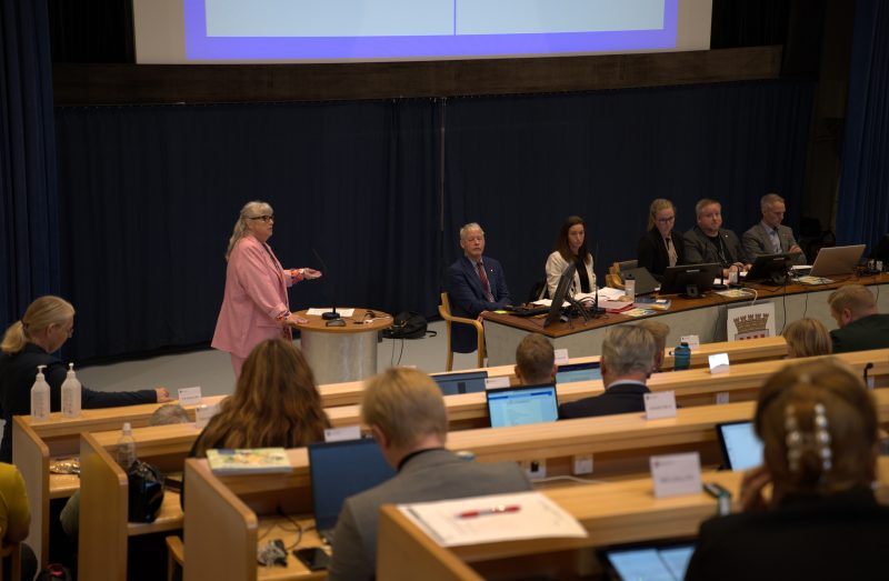 Från vänster är talarstolen följt av kommunstyrelsens kateder. I förgrunden syns ledamöterna från hörsalen.