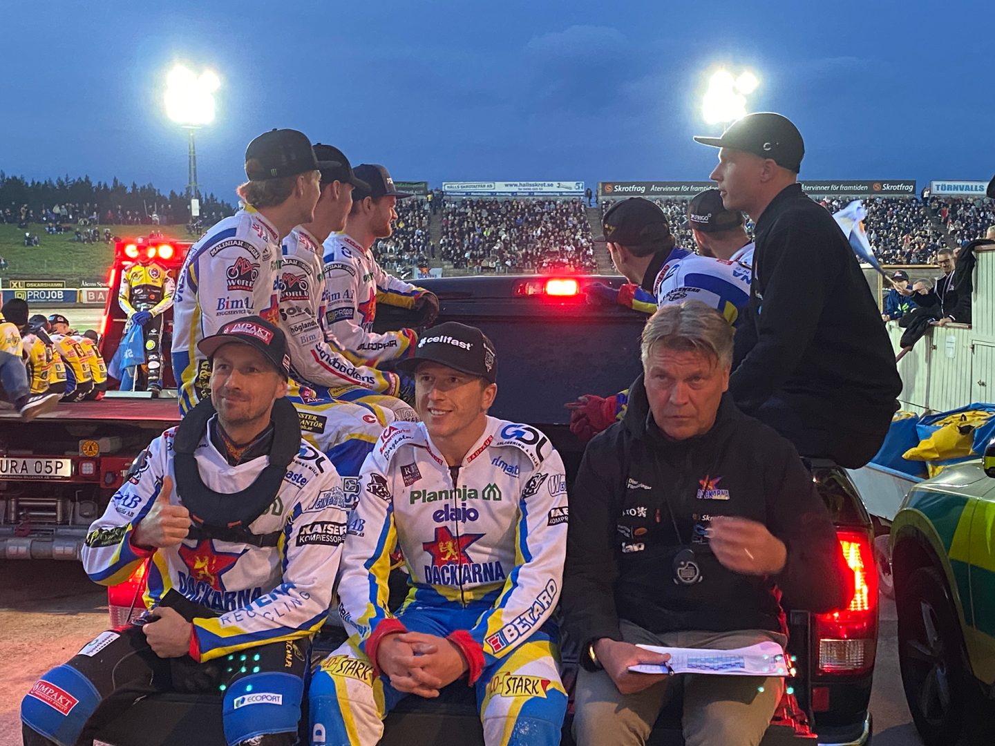 Dackarna sitter på en pickupbil.