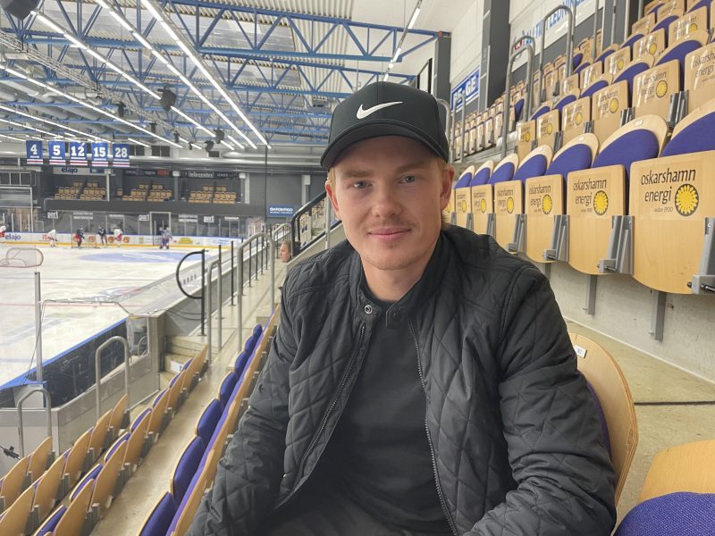 Joakim Nilsson sitter I BE-GE Hockeycenter