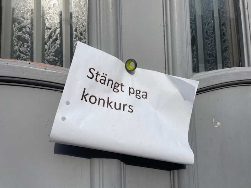 En lapp med texten "stängt pga konkurs" som sitter på Texas Longhorns dörr.
