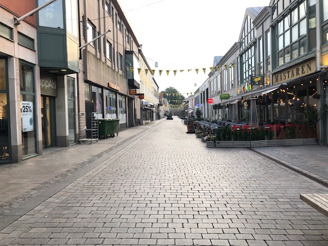 Bild på en folktom gata i centrala Kalmar