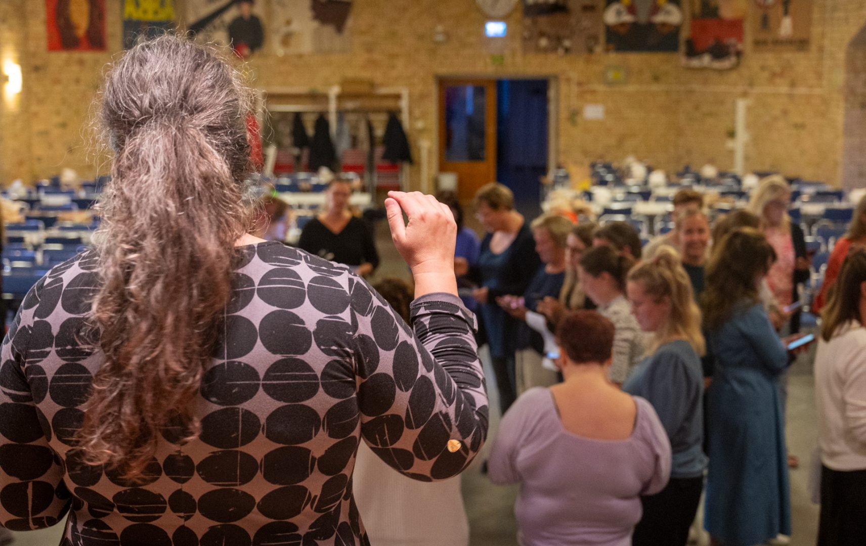 Kören fotad över körledaren Josephine Drakenbergs axel.