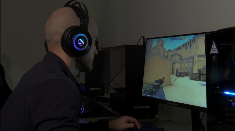E-sportansarig Edwin Sazesh sitter och spelar CS-GO när eleverna inte är där.