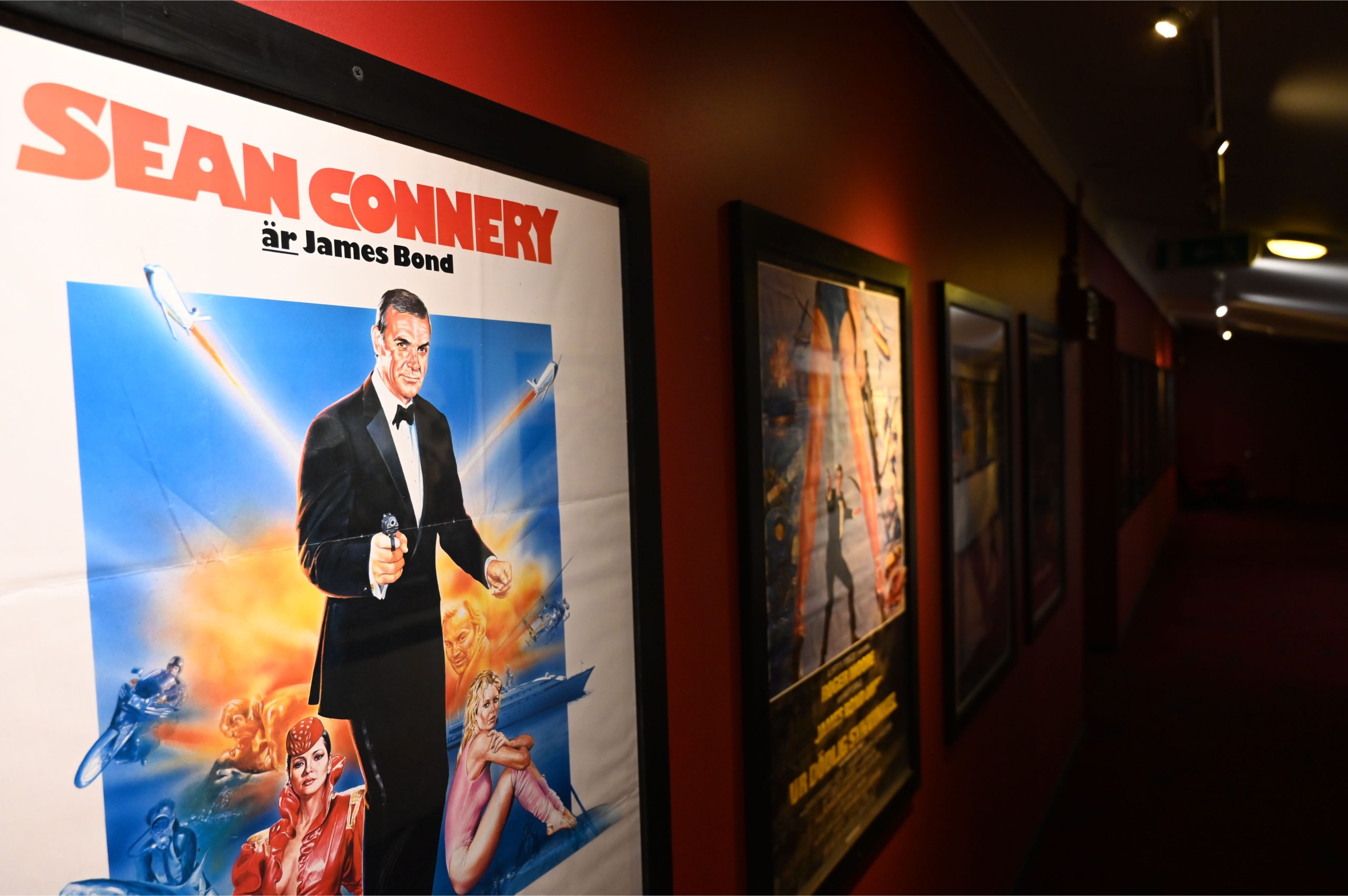En affisch med Sean Connery som James Bond.