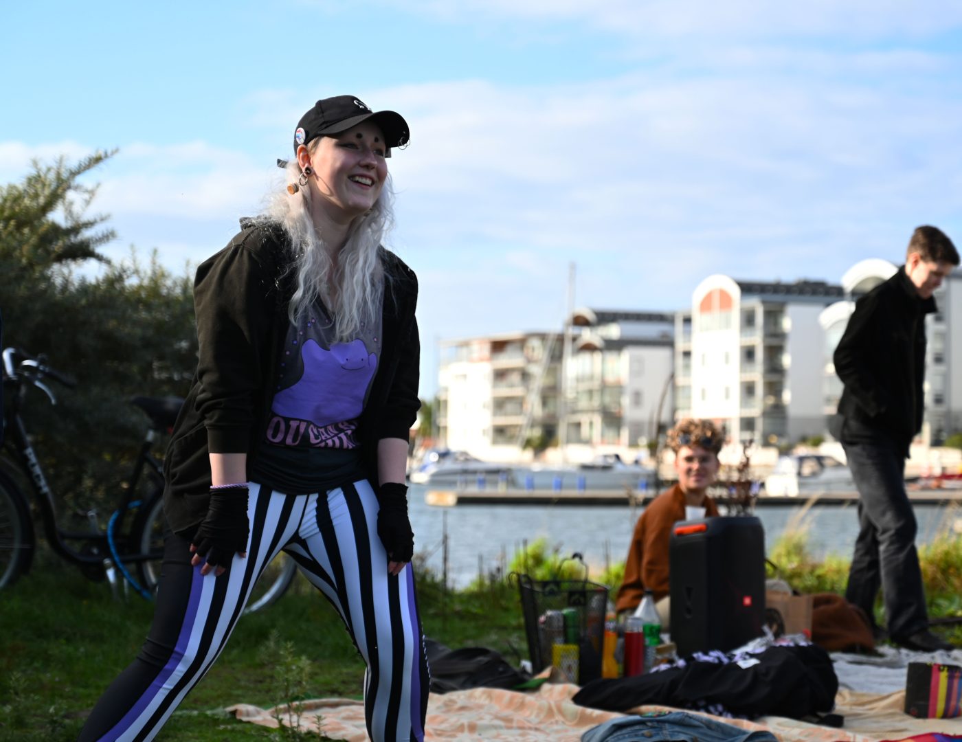 Glad tjej med stort leende på läpparna som just kastat sitt första kasst.