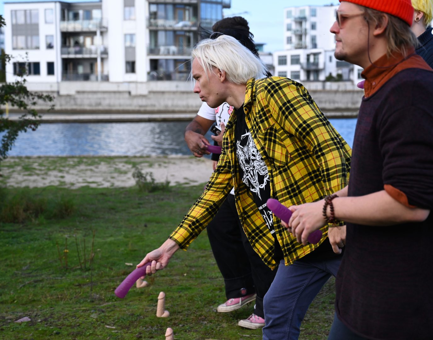 Kille som står och kastar en dildo till andra sidan.