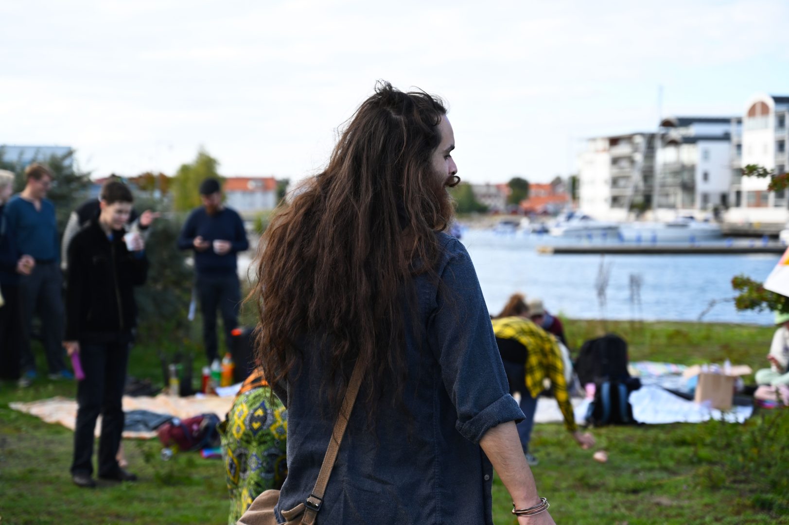 En kille som ser till att spelet går rätt till.