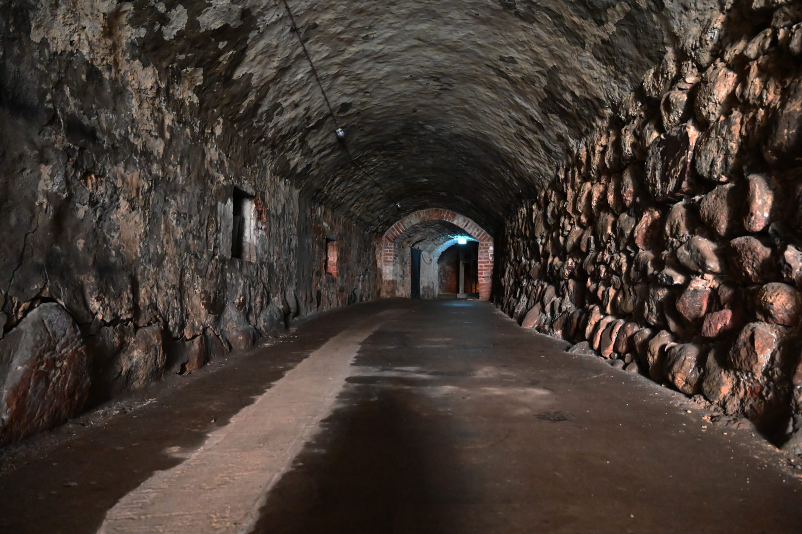 En mörk ingång till en av slottets postejer där spökvandringarna kan hållas.