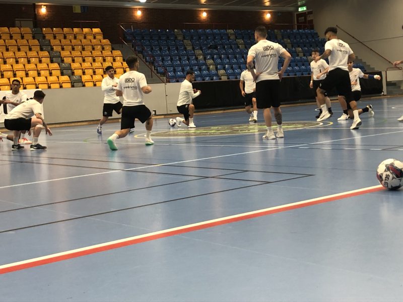Spelarna i FC Kalmar värmer upp inför en lugn träning. FC Kamlar tränar i vita ställ.