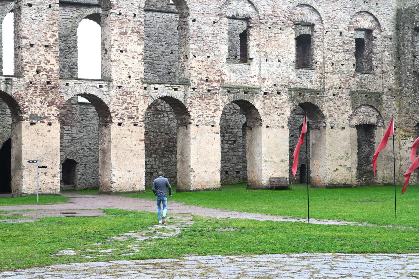 Tommy Josefsson går genom innergården i Borghols slottsruin.