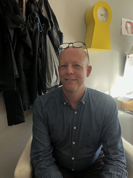 Mats Carnesten, som är rektor på förskolan Oxhagen-Malmen i Kalmar sitter i en vit fotölj i sitt arbetsrum.