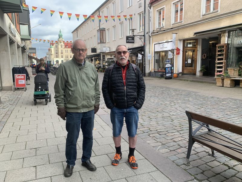 Två äldre män på en av Kalmars gågator.