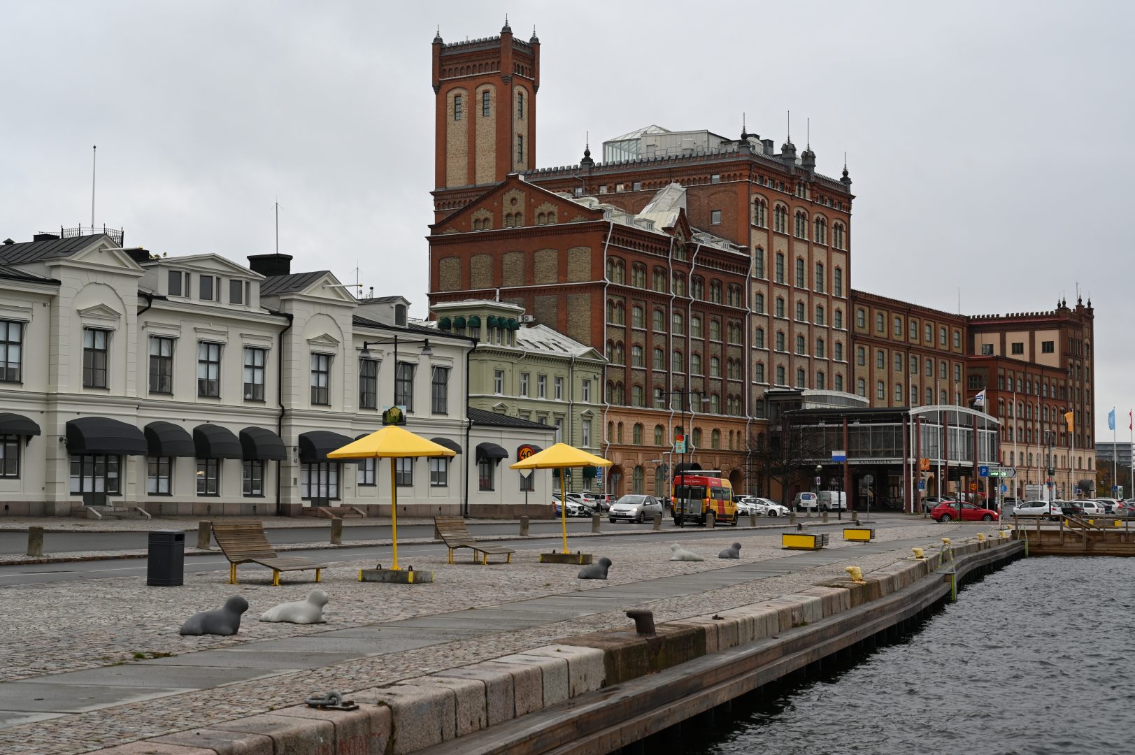 En hamn med byggnader i bakgrunden.