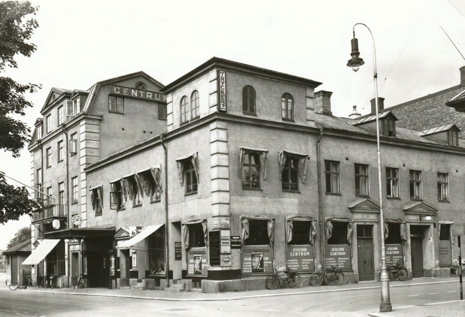 En svartvit bild på ett hus.