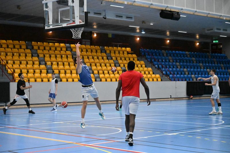 Carl Birgemo går för en layup och är minst sagt redo för resterande av säsongen.