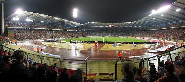 Bild från läktaren av King Baudouin Stadium i Bryssel under kvällstid.
