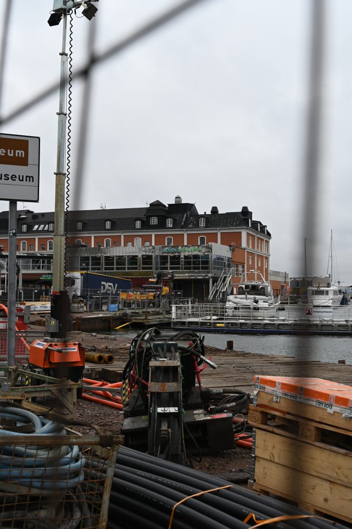 Fotografi på en hamn i Kalmar där kajen byggs om.