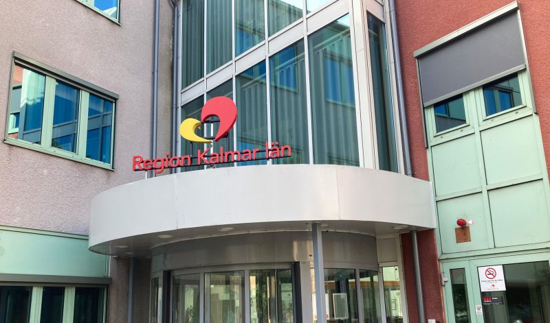 Bild på Region Kalmars byggnad. Den visar deras logga där det står "Region Kalmar".