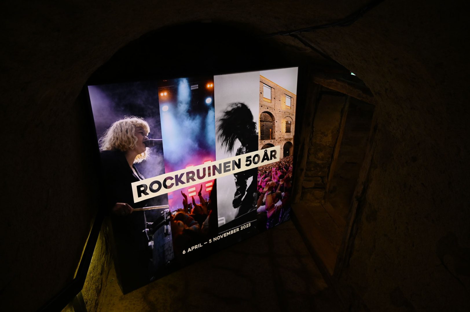 Skylten som visar vägen. ner till Rockruin-utställningen.