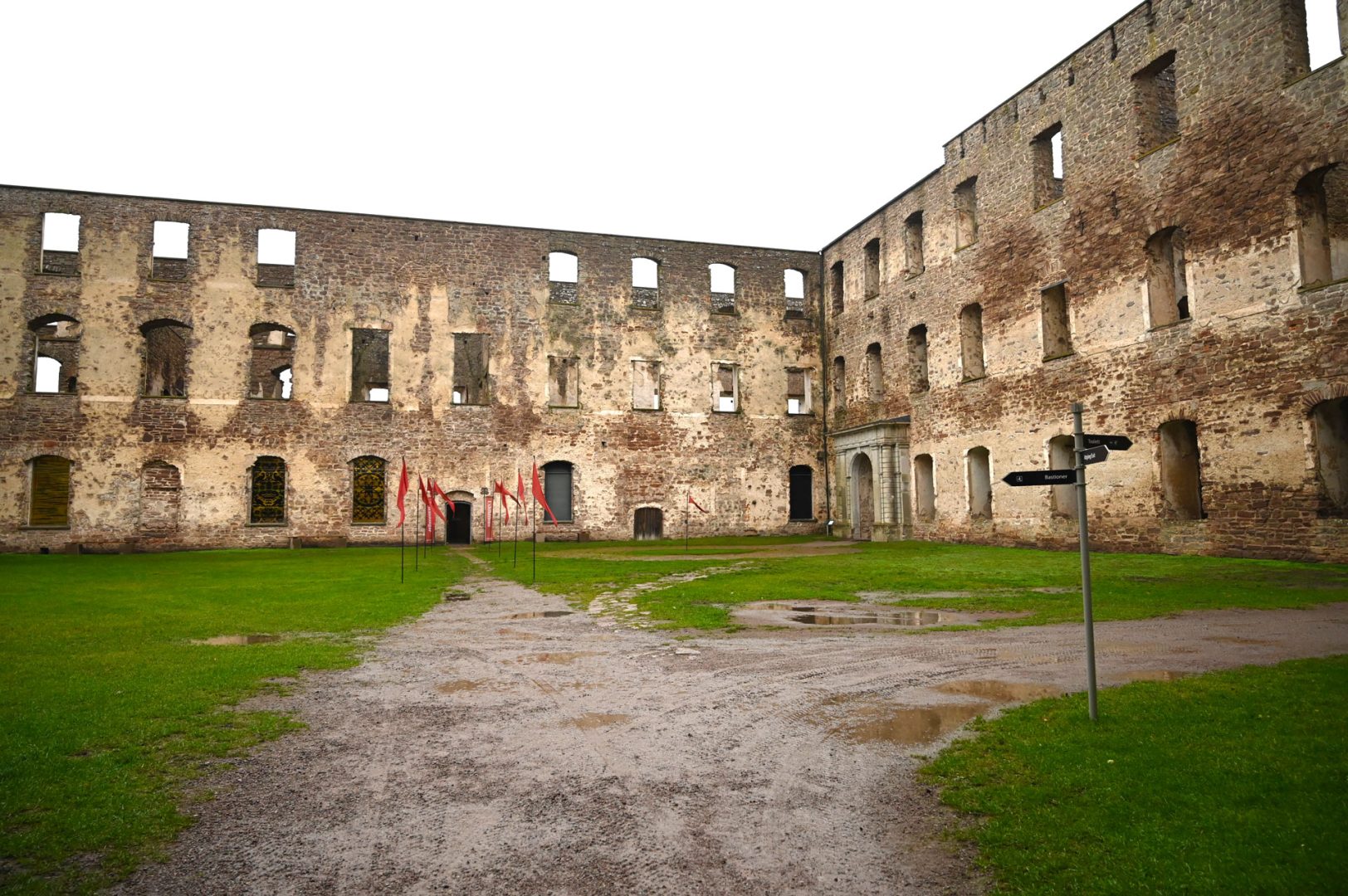 Bild på innergården i Borgholms slottsruin.