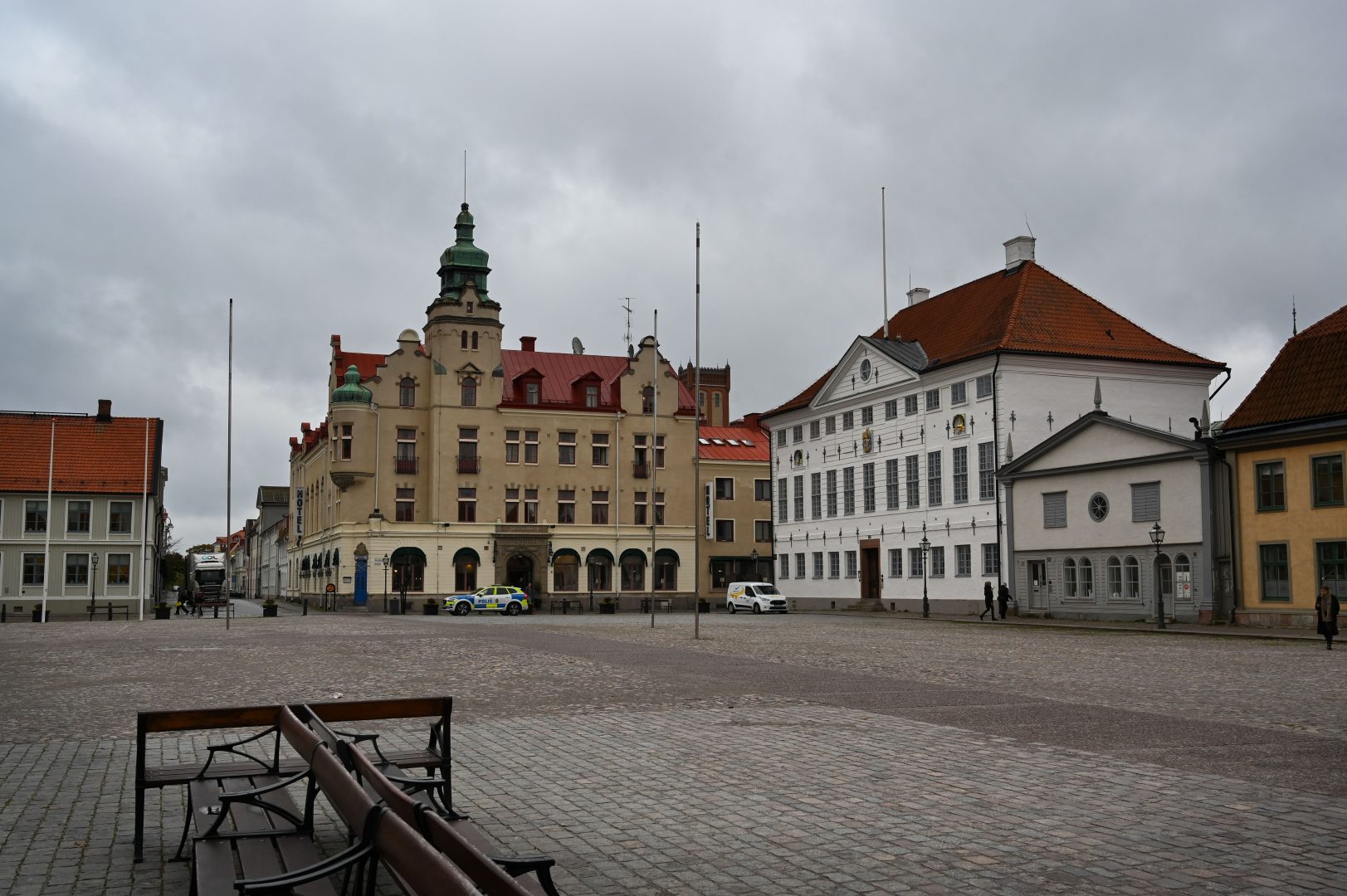 Ett tomt tog med byggnader i bakgrunden.