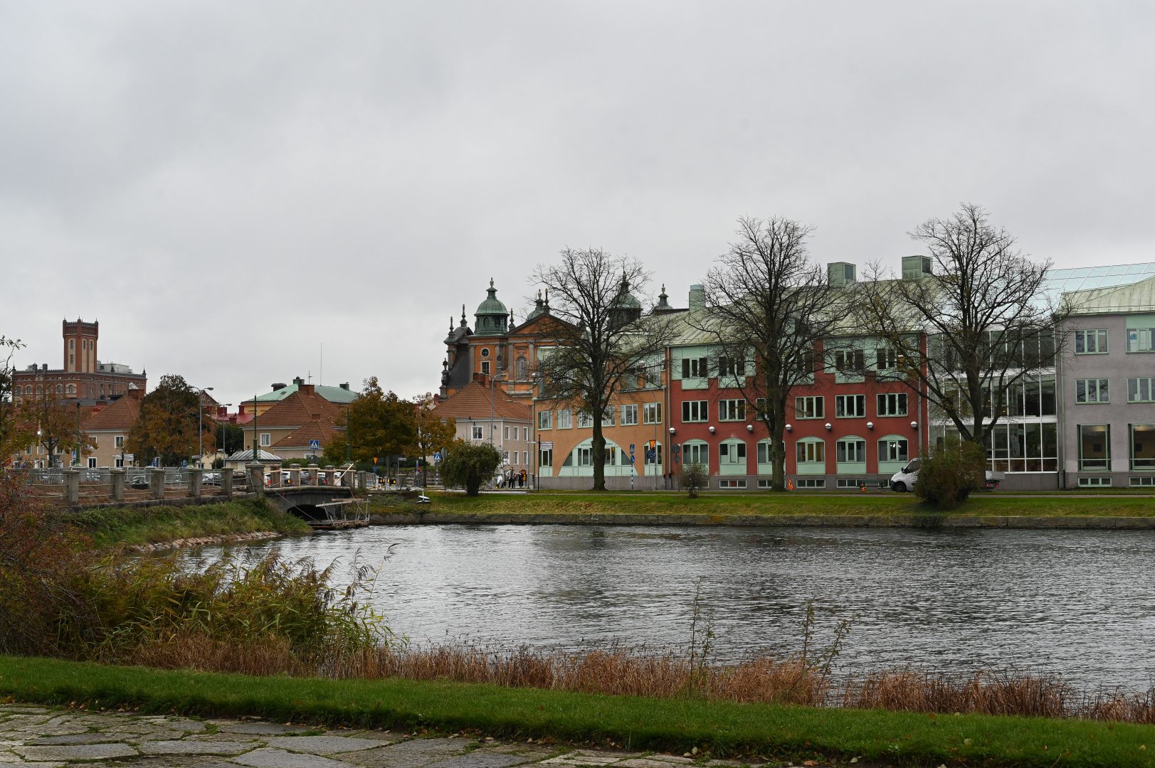 Bild på vatten, en bro och byggnader i bakgrunden.