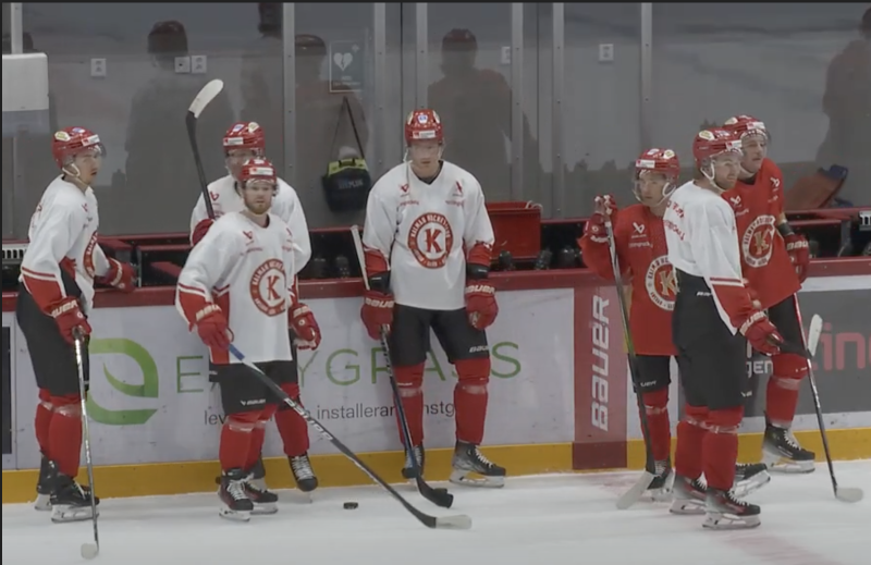 Spelare i Kalmar HC ute på isen inför matchen på lördag