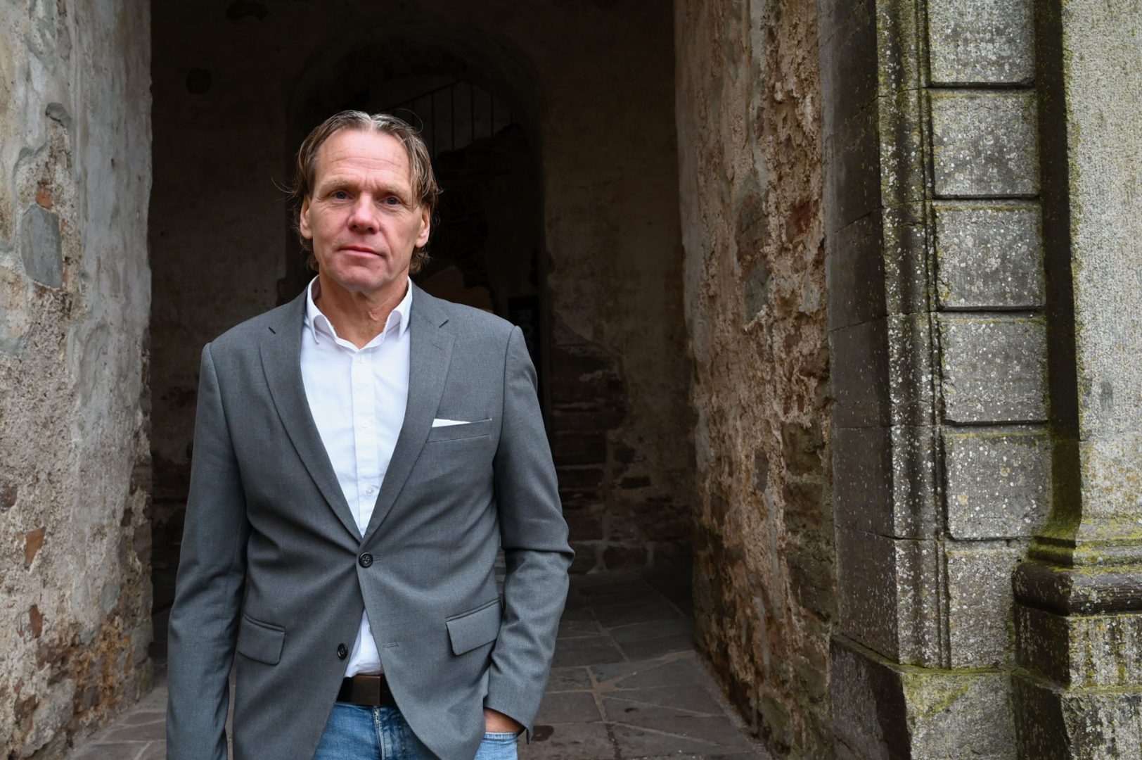 Bild på Tommy Josefsson framför slottsruinen.