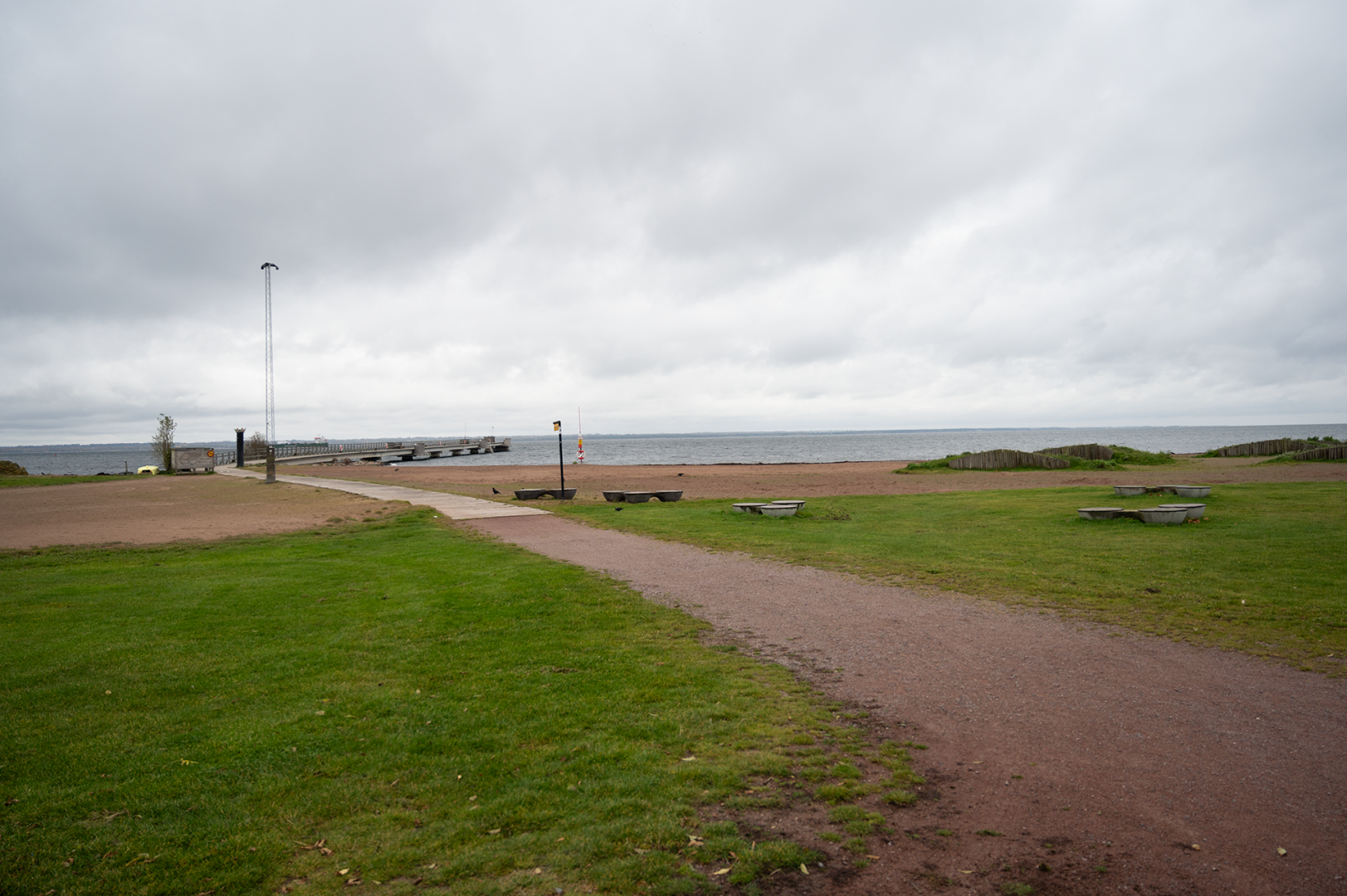 En bild på bron och stranden vid Kalmarsundsparken.