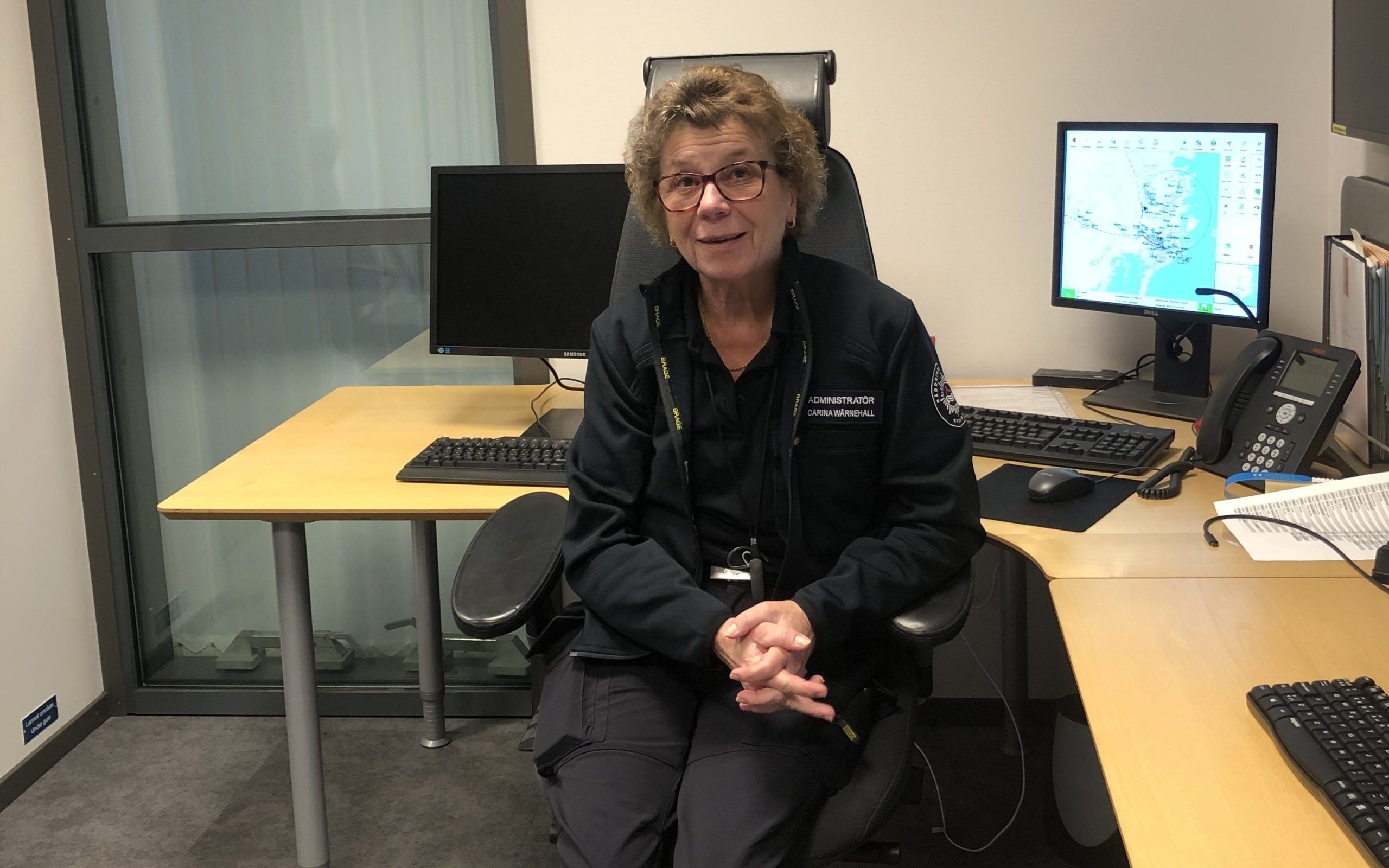 Carina sitter i stolen framför datorskärmen