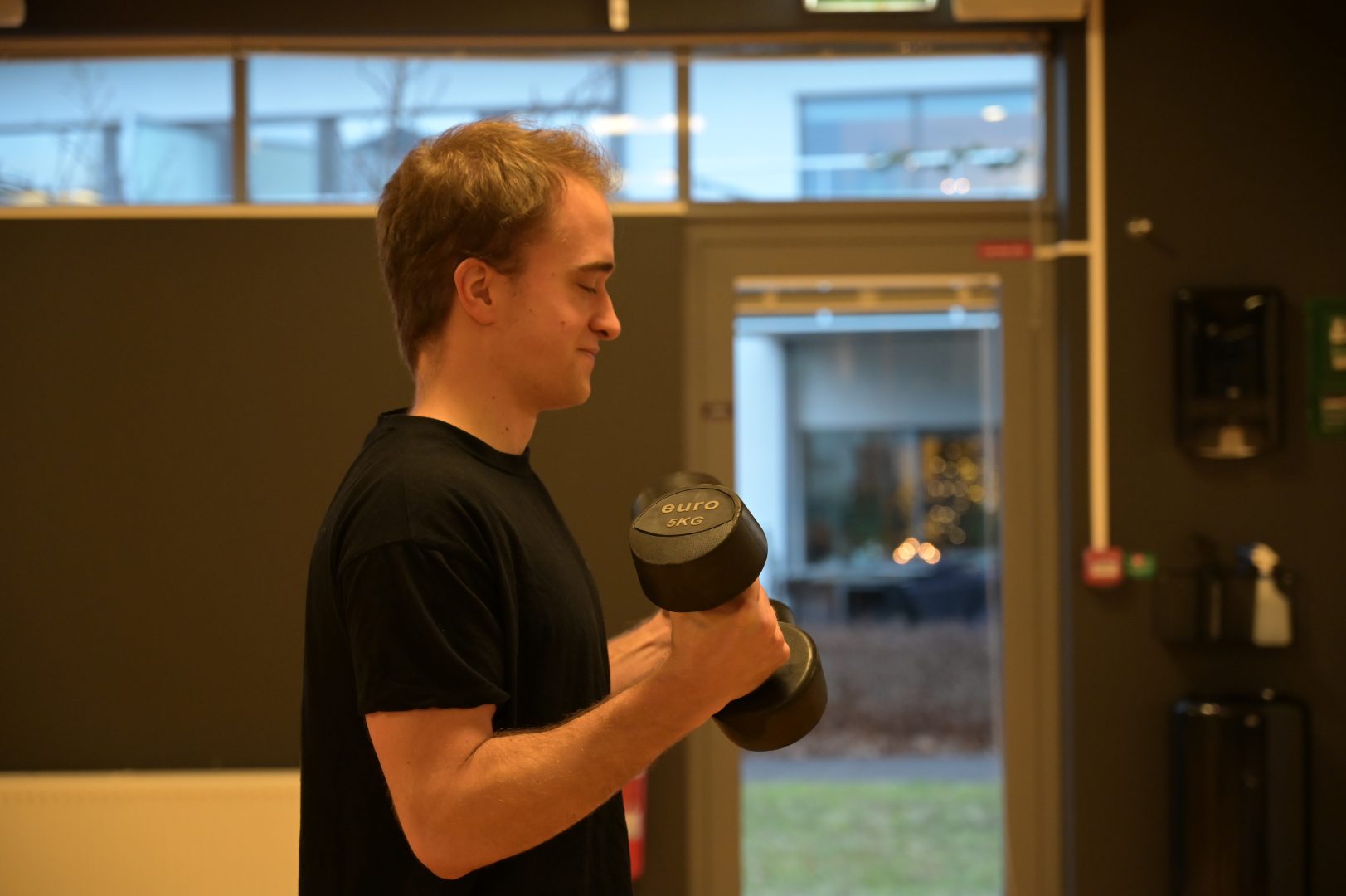 Martin Münch tränar lite biceps.