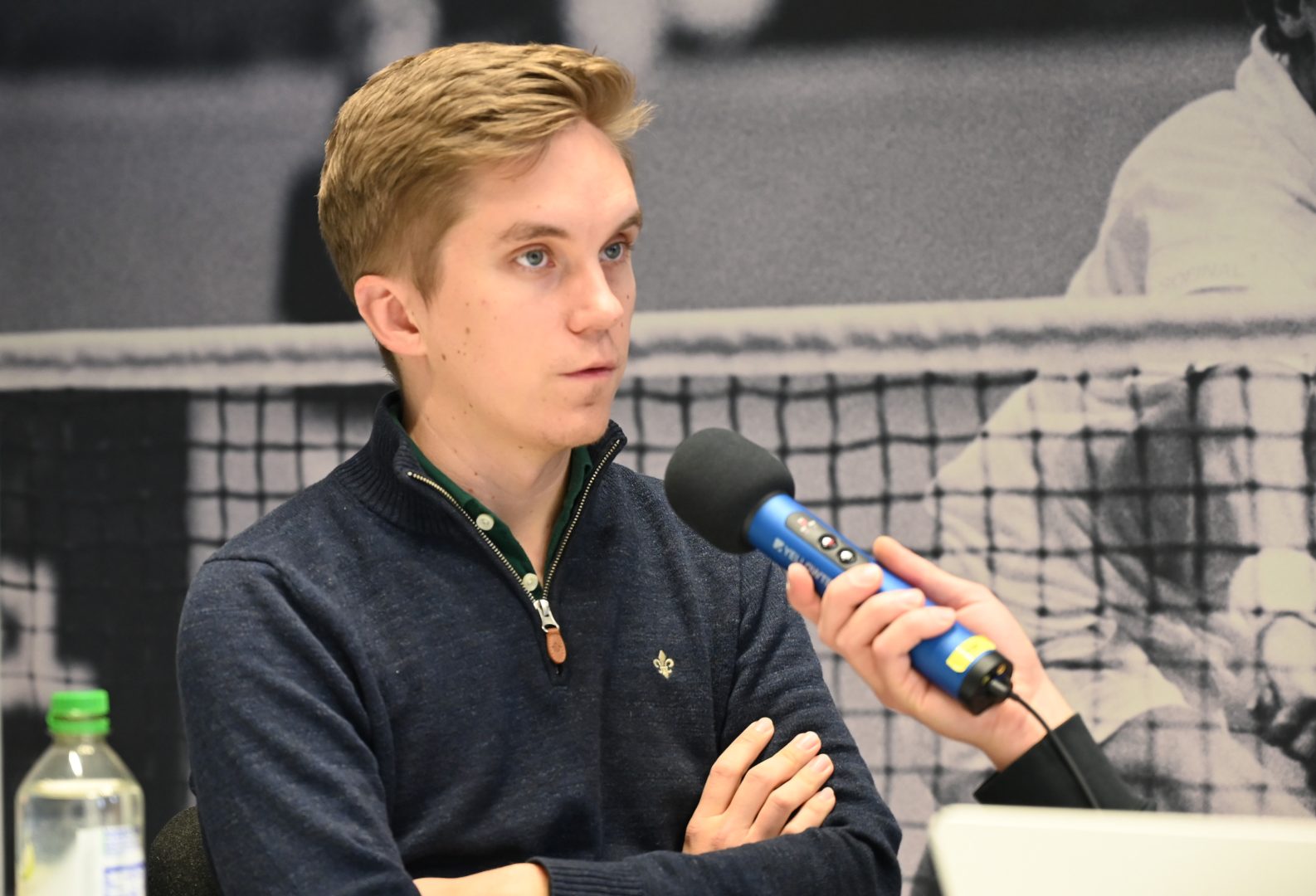 Emil Holmgren sitter med armarna i kors i konferensrummet i Växjö TS.