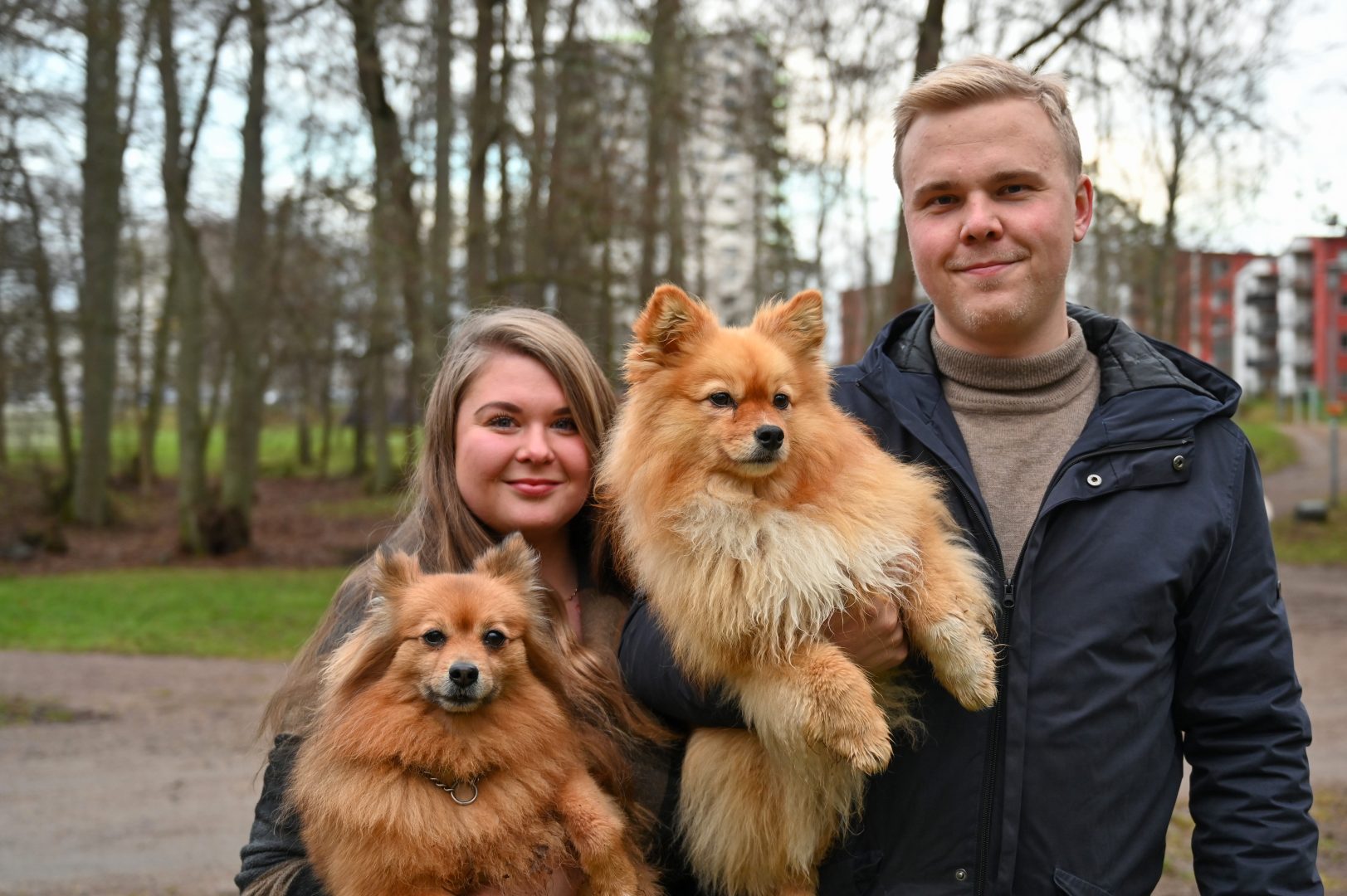 Jenny Melander och Alexander Nilsson med deras två hundar, Lydia och Ylva. Lydia är uppfödd i en svensk kennel, medan Ylva är gatuhund från Irland. I bakgrunden skymtar höghuset som de bor i. 
