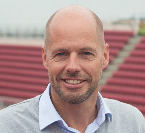 Generalsekreterare Christer Sjöö på bild framför centercourten i Båstad. 