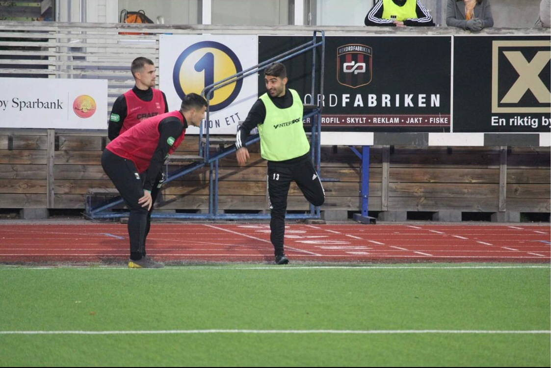 Karzan Eliassi (i grön väst)värmer upp i en division 1 match.