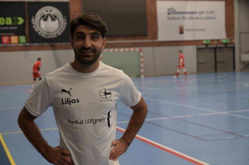 Karzan Eliassi poserar och är redo inför en träning med FC Kalmar.