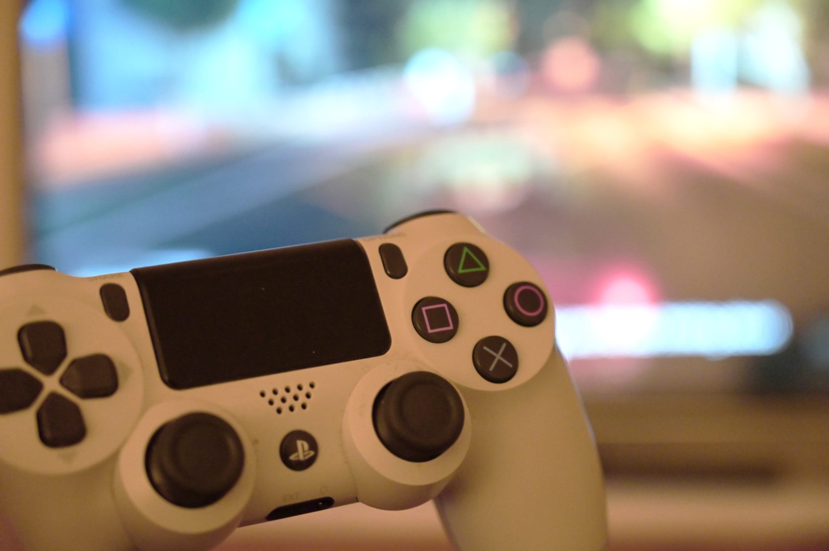 Gta 5 i bakgrunden och en playstation 4 kontroll som är inzoomad.