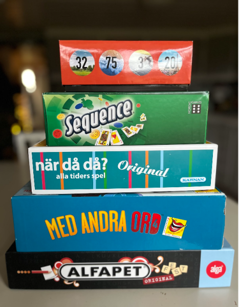 Flera olika brädspel är uppradade på varandra.
