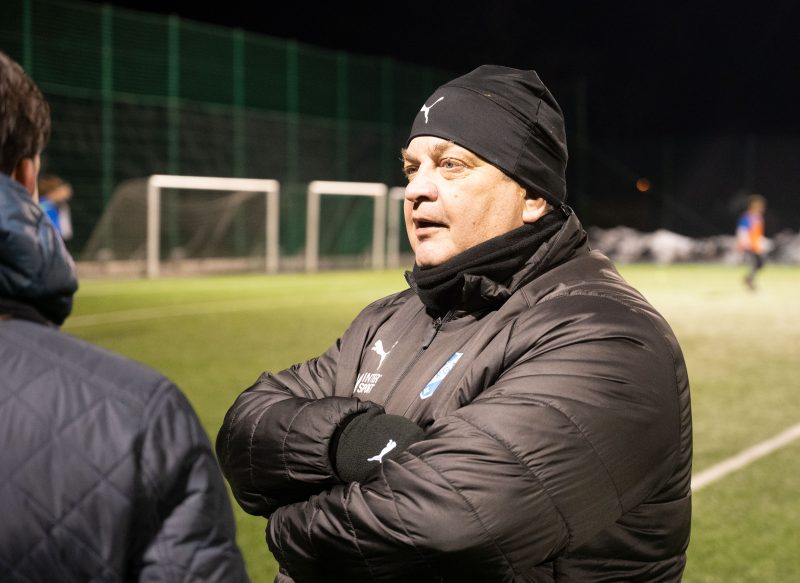 Anders "Taxi" Larsson står på Bergdalens IP och pratar med en kollega.