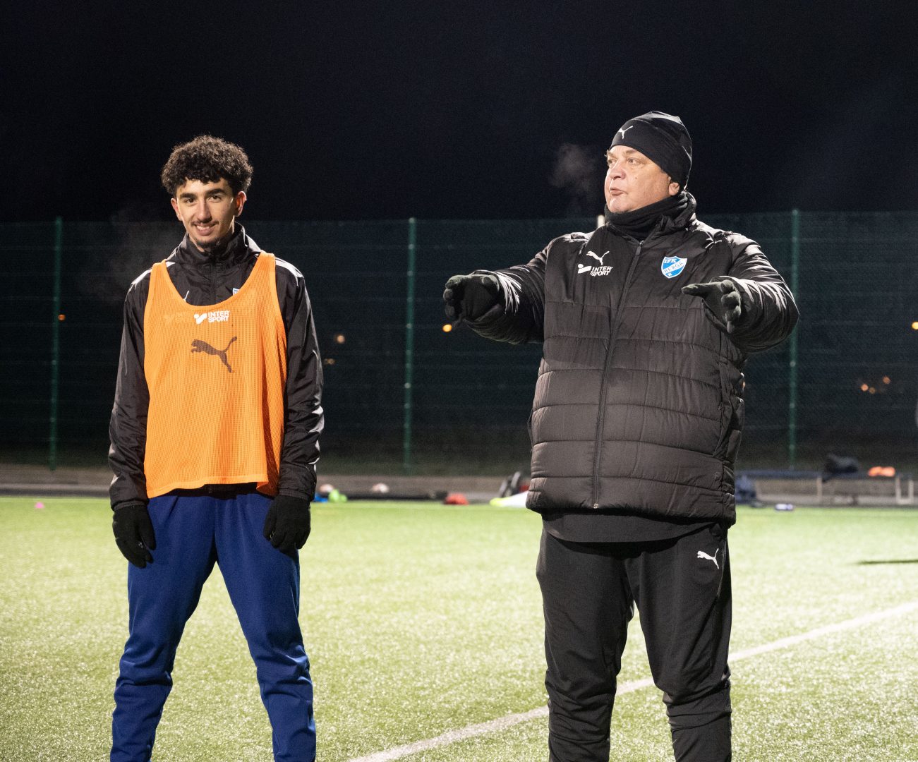 Anders "Taxi" Larsson står tillsammans med en spelare i IFK Berga på Bergdalens IP.