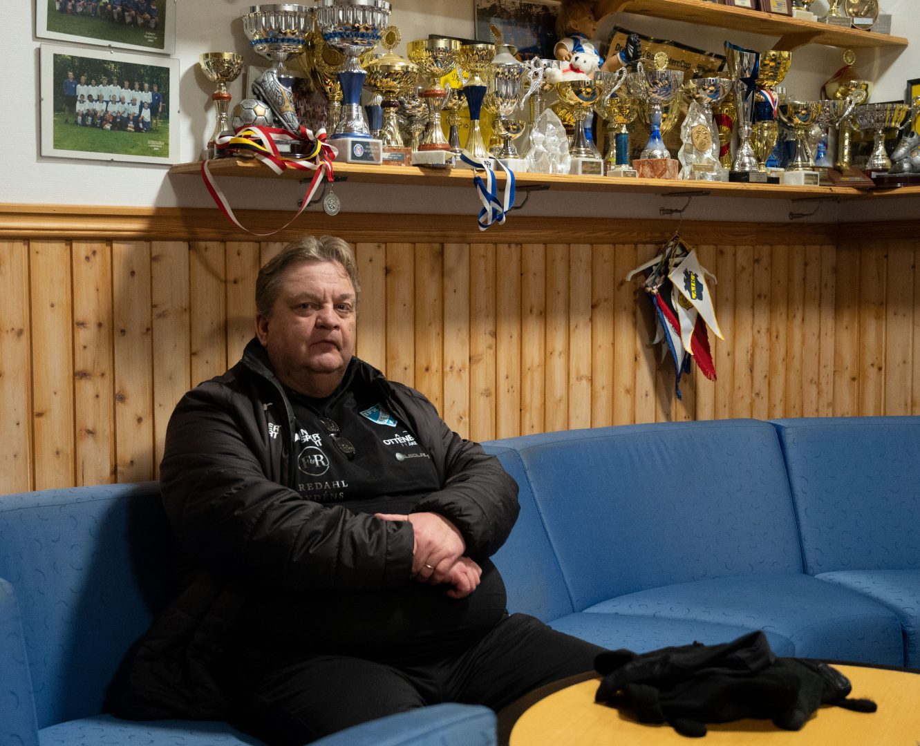 Anders "Taxi" Larsson sitter I en soffa i IFK Bergas klubbstuga.