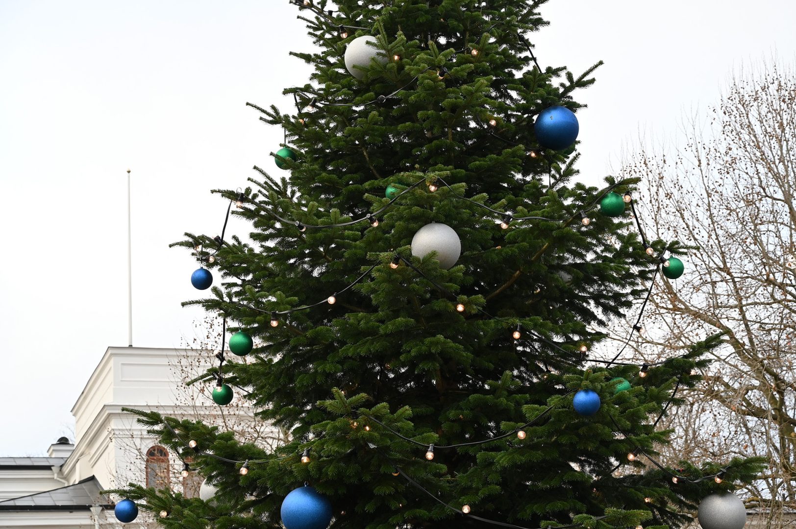Stor julgran på Larmtorget i Kalmar med ljusslinga och julkulor i.