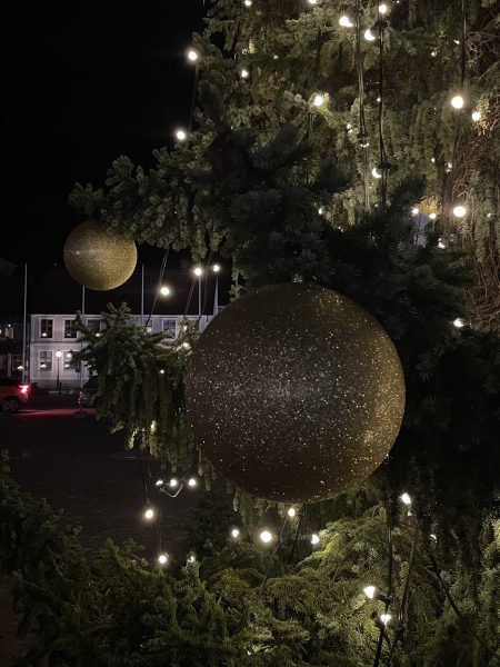 En julgranskula som hänger i en gran