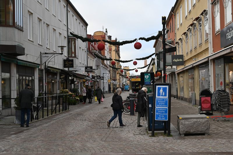En översiktsbild på Kalmar City där människor går förbi på Storgatan.